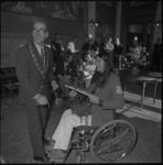 23666-3-5 Loco-burgemeester Henk van der Pols deelt in de Burgerzaal geschenken uit aan de deelnemers van de Olympische ...