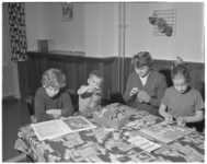 237-1 Kinderen aan tafel in het Jeugdhuis 'St. Theresia' aan de 's-Gravendijkwal.