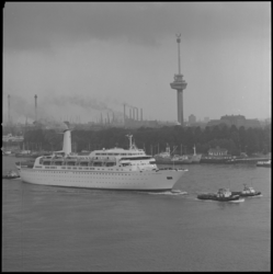 23700-3-8 Het Britse passagiersschip Cunard Ambassador op de Nieuwe Maas ter hoogte van de Parkkade, richting Hefbrug, ...