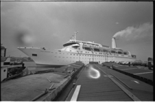 23704-1-3 Het Britse passagiersschip Cunard Ambassador is aan de grond gelopen.