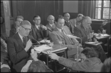 23766-7-29 Minister van Volkshuisvesting drs. B.J. Udink (links) beantwoordt vragen tijdens persconferentie; in het ...