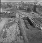 23769-4-8 Hoog overzicht van de Blaak, met de bouwput voor de metro, het Cebeco-gebouw en achterin Station Blaak en het ...