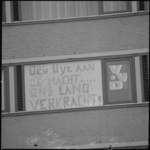 23844-1-6 VVD-poster met politieke meningsuiting op raam studentenflat omgeving Koningslaan.