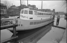 23846-4-25 Sexboot Mermaid afgemeerd in de Voorhaven.