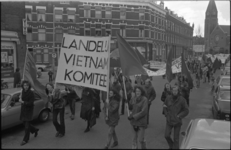 23852-4-2 Betogers met spandoeken tegen de Vietnamoorlog lopen in de Bloemfonteinstraat ter hoogte van de Cronjéstraat.