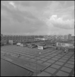 23879-1-4 Hoog overzicht van het winkelgebied 'Plein 1953' in de wijk Pendrecht.