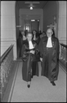 23882-4-20A Mej. prof. mr. dr. J.C. Hudig (links) loopt naast rechtbank-president mr. J.G.L. Reuder.