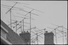 23889-4-8 Antennes, voor ontvangst van televisiesignalen, op de daken naast schoorstenen.