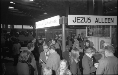 23891-4-1 Mensen rond de bijbelkiosk in winkelcentrum Zuidplein.