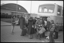 23948-2-24 Kinderen uit Ierland arriveren met een autobus bij sporthal Groenendaal in Krimpen aan den IJssel.