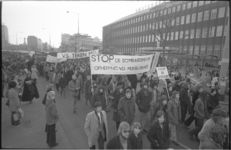 23953-2 Demonstranten lopen met spandoeken op de Coolsingel ter hoogte van het Beursplein.
