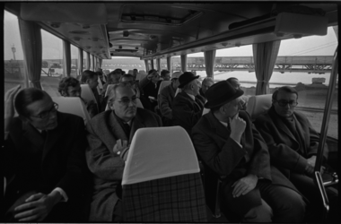 24001-1-33 Een autobus met gemeenteraadsleden rijdt door het Europoort-gebied.