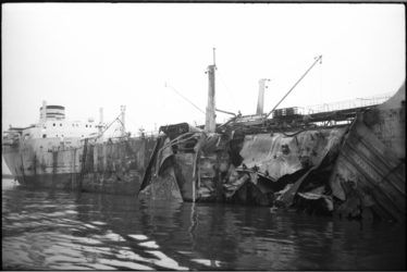 24008-6-56 Schade aan de Noorse tanker 'Hallanger' na de ontploffing.