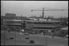24031-1-20 De bouw van het wijkcentrum De Larenkamp aan de Slinge.