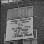 24072-1-2 Tekstborden tegen een pand aan de Mathenesserdijk 35c als protest tegen uitbuiting bij huisvesting van ...