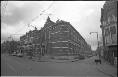 24075-1-19 Exterieur van hoekpand Reviusschool op de Oudedijk-Vredehofstraat.