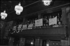 24112-6-3 Bewoners van Kralingen protesteren op de publieke tribune van de raadszaal met spandoeken tegen het zgn. ...