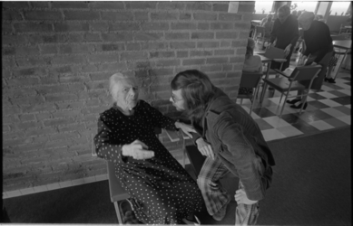 24144-1-20 Foto uit reportage over zorg voor ouderen in de Humanitaskliniek aan de Achillesstraat.