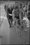 24146-6-26 VVD-staatssecretaris Henk Vonhoff zit op een racefiets, tijdens de Nacht van het Hart in Ahoy, draagt een ...