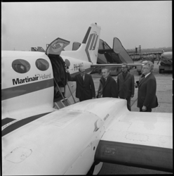 24149-2-5 Burgemeester W. Thomassen stapt op Luchthaven Rotterdam in een vliegtuig van Martin-Air.
