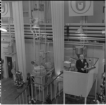 242-1 Minister-president dr. W. Drees opent vanaf een loopbrug het Unilever Researchlaboratorium voor West-Europa aan ...