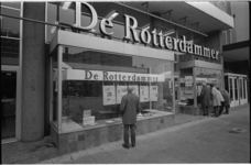 24220-7-36 Exterieur van het pand van De Rotterdammer aan de Westblaak 9-11. In de etalages zijn de krantenpagina's van ...