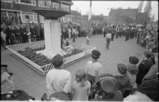 24223-3-25 Overzichtsfoto van de dodenherdenking op het Seanredamplein met monument, publiek, vertegenwoordigingen van ...