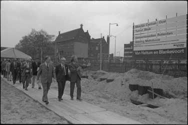 24255-6-24 Commissaris der Koningin mr. J. Vrolijk (midden) wandelt met o.a. wethouder mr. H.C.G.L. Polak (links), ter ...