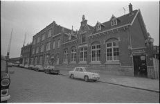 24266-7-2 Exterieur van kleuterschool Kleuterhof op Katendrecht. Rechts de toegangspoort naar de kleuterschool, ...