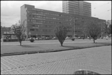 24285-5-31 Kantoren aan het Kruisplein, gefotografeerd vanaf Kruisplein-Doelenzijde, Bouwcentrum op de achtergrond.