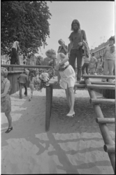 24328-6-20 Mevrouw Thomassen springt van klimrek op het Burgemeester Hoffmanplein.