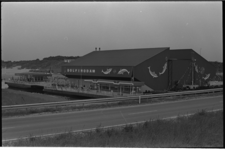 24341-1-8 Exterieur van C'70 dolfijnenshow-gebouw in Scharendijke.