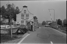 24348-6-50 Exterieur van café-restaurant Zwethheul met de brug en slagboom, op de grens van de Delftweg (Rotterdam) en ...