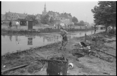24367-3-27 Wijkbewoners maken een gedeelte van de Rotterdamse Schie schoon.