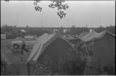24379-1-41 Aantal tenten op de camping Kanaalweg, achtergrond een fly-over van het Kleinpolderplein.