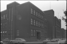 24496-1-41 Het Marnix-gymnasium aan het Henegouwerplein.