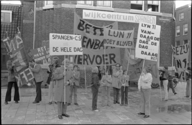 24517-3-27 Demonstratie voor behoud van tramlijn 11 in Spangen bij het wijkcentrum aan de Mathenesserdijk 113 .