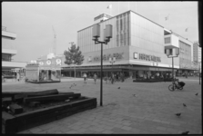 24521-5-45 Het pand van het woninginrichtingsbedrijf H.H. de Klerk aan het Binnenwegplein; het bedrijf viert 100- jarig ...