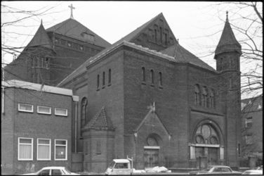 24566-7-2 In de Sint-Barbarakerk aan de Crooswijkseweg is 29-09-1974 de laatste eucharistieviering gehouden. Het gebouw ...