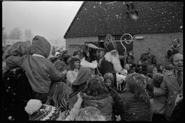24587-6-7 Sinterklaas opent kinderboerderij De Bokkesprong aan de Tjalklaan.
