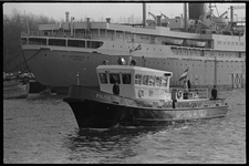 24590-4-11 Een nieuw vaartuig van de rivierpolitie in de Parkhaven. Op de achtergrond het studentenschip de Seven Seas.