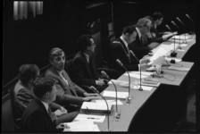 24635-1-10A Het dagelijks bestuur van de Rijnmondraad tijdens een vergadering in het stadhuis. Tweede van links drs. ...