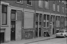 24666-2-32 Dichtgetimmerde huizen in de Hamelstraat; de nummers 6 tot en met 64 worden gesloopt.