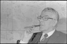 24683-7-4 Portret van burgemeester Wim Thomassen, met sigaar.
