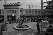 24721-2-28 Optreden van de Engelse straattheatergroep John Bull Puncture Repair Kit op het Lijnbaanplein.