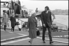 24727-6-7 Koningin Juliana wandelt op het dek van een binnenvaartschip aan de Boompjeskade, waar ze op uitnodiging van ...