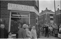 24737-6-14 Opening van de buurtwinkel Spangen aan de Spiegelstraat 2a door de heer A. Apon (zwart costum, midden) van ...