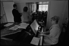 24786-1-5 Pianiste achter de vleugel tijdens een huisconcert bij de familie De Savornin Lohman.