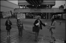 24967-2-2 Enkele dames protesteren onder station Zuidplein tegen invoering van het zonetarief door de RET.