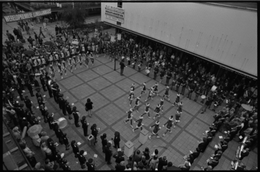 24971-5-31 Drumbandfeest in de Lijnbaan, in de omgeving van Filia op nr. 52, met de première van de Lijnbaanmars.